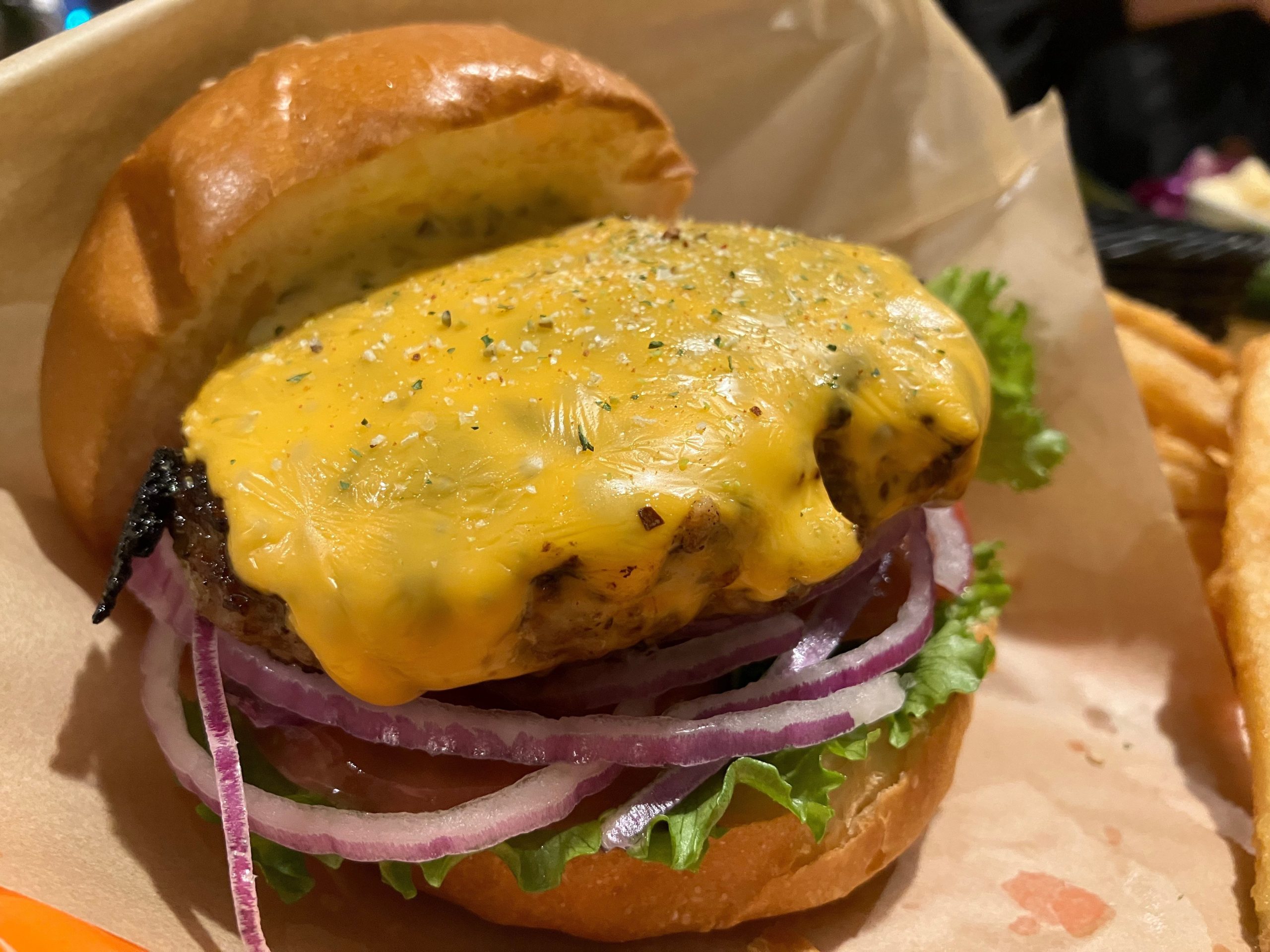 コナズキッチンのチーズたっぷりのハンバーガー